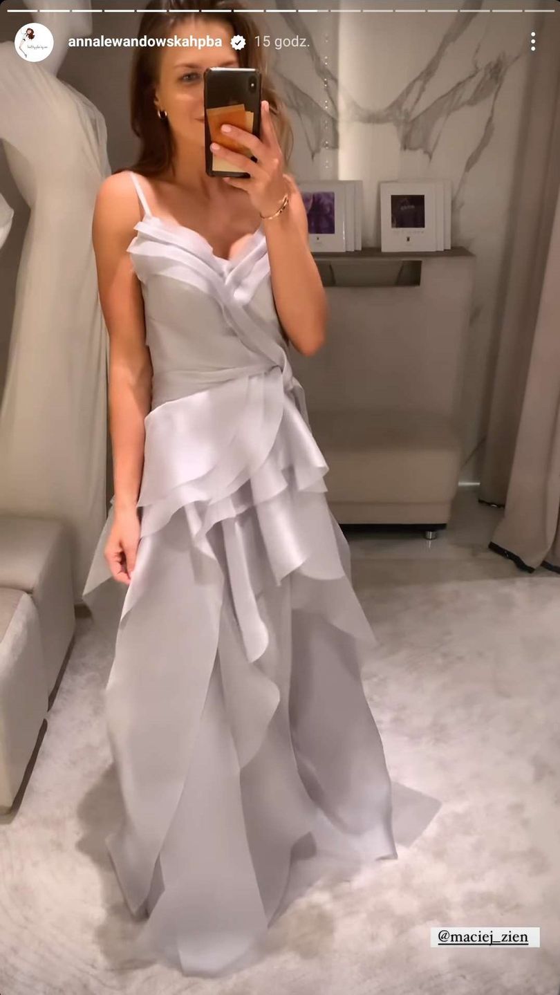 Anna Lewandowska w nostalgicznym nastroju pozuje w sukni ślubnej 