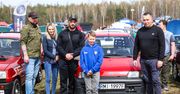 W Chorzelowie przekazano wylicytowanego Fiata Cinquecento dla Romka