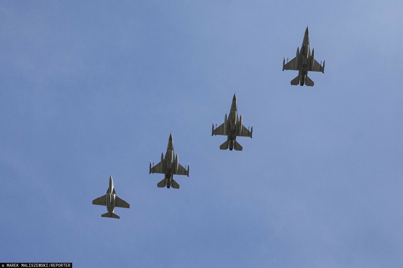 Trzy myśliwce F-16 - zdjęcie poglądowe