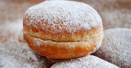 Mięciutkie i przepyszne. Te pączki z kremem czekoladowym to pewniak na tłusty czwartek