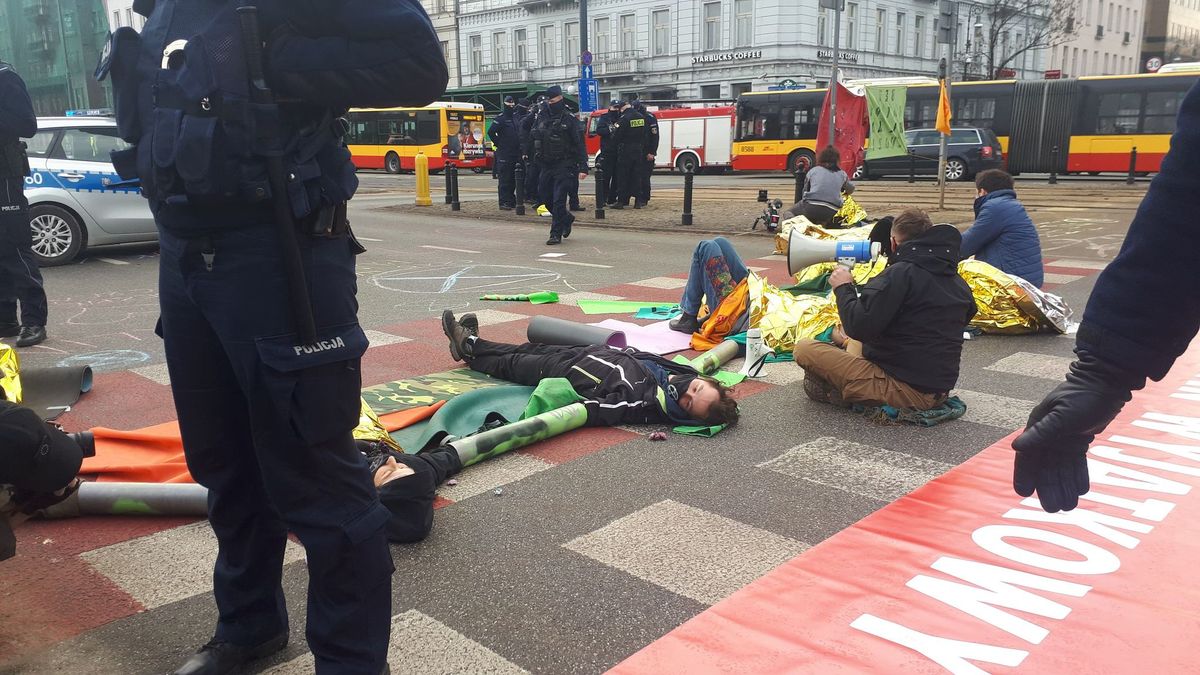 Warszawa. Extinction Rebellion protestuje przy Dworcu Centralnym