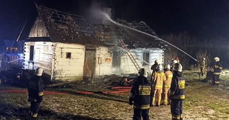 Śmierć w płomieniach. W pożarze domu strażacy znaleźli zwęglone ciało mężczyzny. To prawdopodobnie lokator budynku