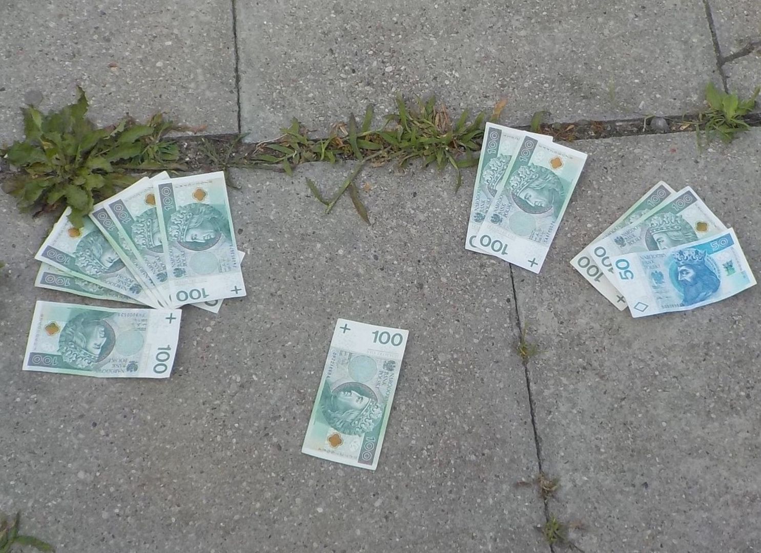 Pieniądze leżały na chodniku. Warszawiacy zbierali je jak grzyby