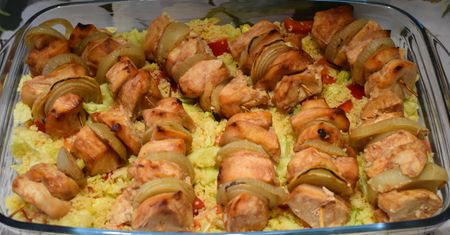 Rodzinny obiad z piekarnika. Smakowite szaszłyki z kuskusem