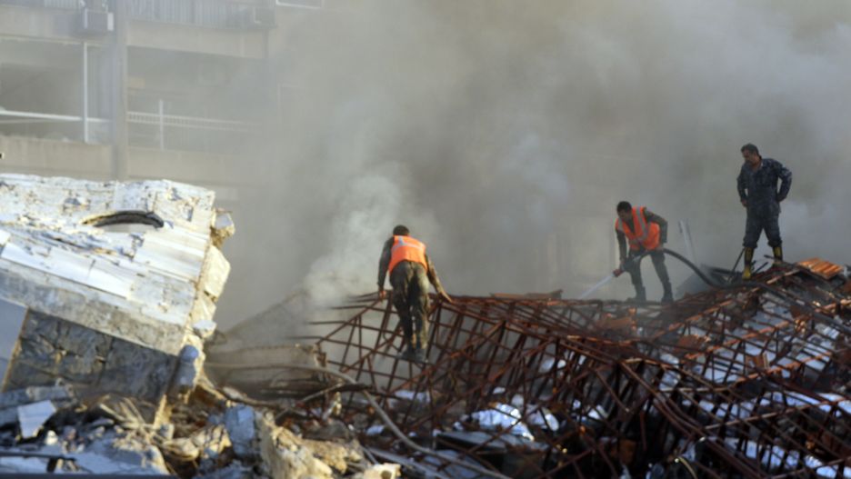 Rescue workers at the site of an airstrike in Damascus, Syria, 01 April 2024. According to the Syrian Arab News Agency SANA, Israel on 01 April launched an airstrike targeting the Iranian consulate building in Damascus. The consulate was damaged while the building next to it was destroyed. EPA/YOUSSEF DAFAWWI Dostawca: PAP/EPA.