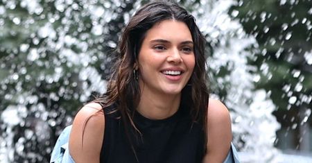 Kendall Jenner w ognistym wydaniu. Supermodelka zapozowała TOPLESS i BEZ MAKIJAŻU (FOTO)
