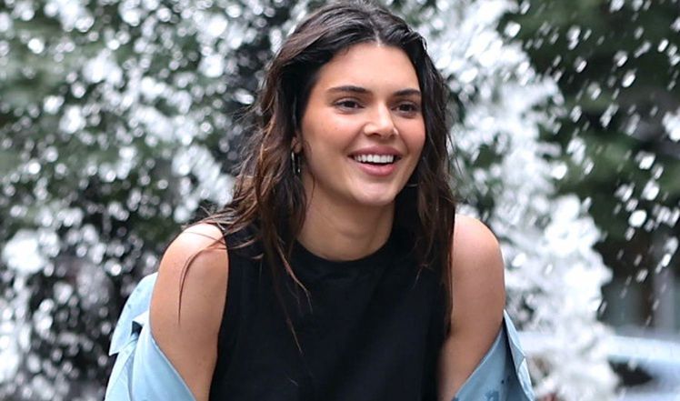 Kendall Jenner pozuje topless i bez makijażu 