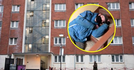 Niepełnosprawny śpi na klatkach schodowych. Został wyrzucony z domu