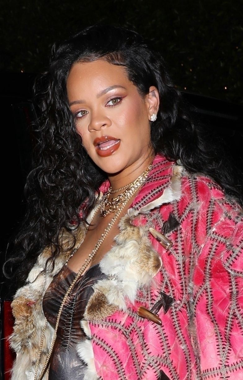 Ciężarna Rihanna opuszcza włoską restaurację w Santa Monica