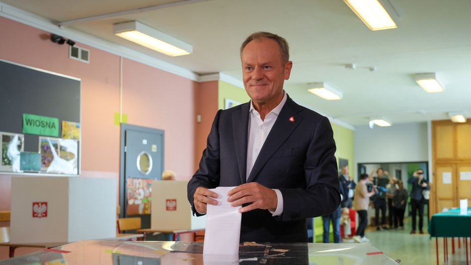 Donald Tusk
Warszawa, 09.06.2024. Wybory do Parlamentu Europejskiego 2024. Premier Donald Tusk g�osuje w lokalu wyborczym w Szkole Podstawowej nr 12 w Warszawie, 9 bm. Trwaj� wybory do Parlamentu Europejskiego. Do zako�czenia g�osowania trwa cisza wyborcza. (mr) PAP/Pawe� Supernak
Pawe� Supernak
eurowybory, g�osowanie, g�osu, g�osy, lider, lokal wyborczy, oddanie, parlamentu europejskiego, polityk, polityk polityka, polityka, premier, urna, wybory
