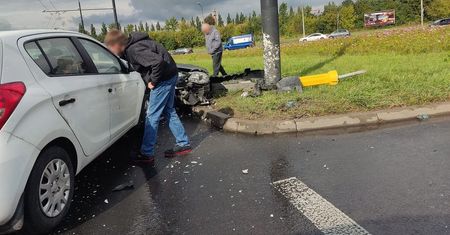 Groźny wypadek na skrzyżowaniu. Hyundai uderzył w bok chevroleta, dwie osoby trafiły do szpitala