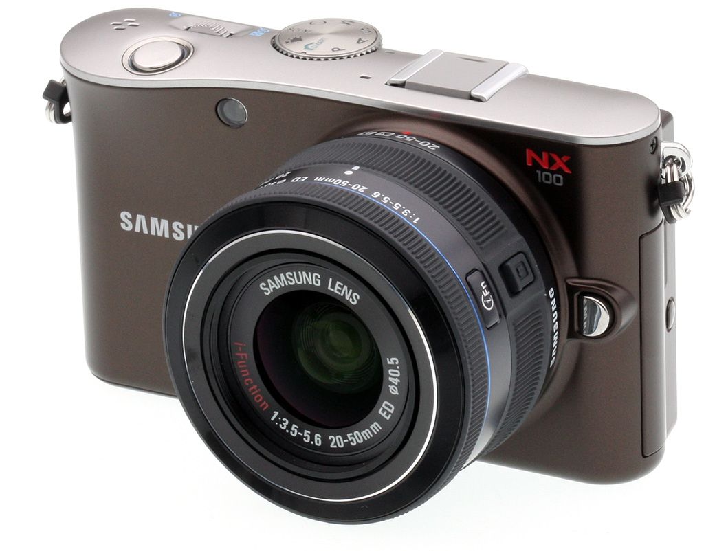 Samsung NX100 jest bezlusterkowcem wyprodukowanym w 2010 roku