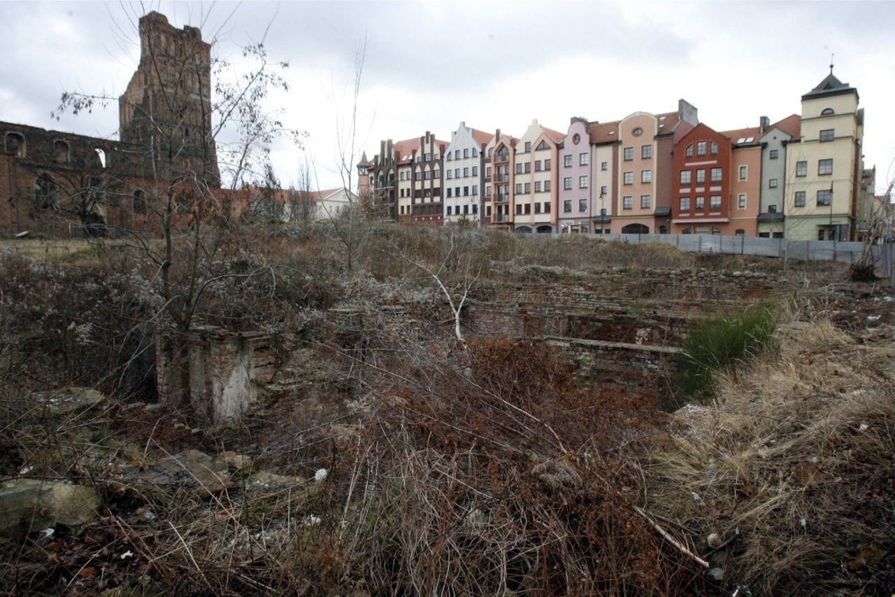 Spory teren w sercu starówki