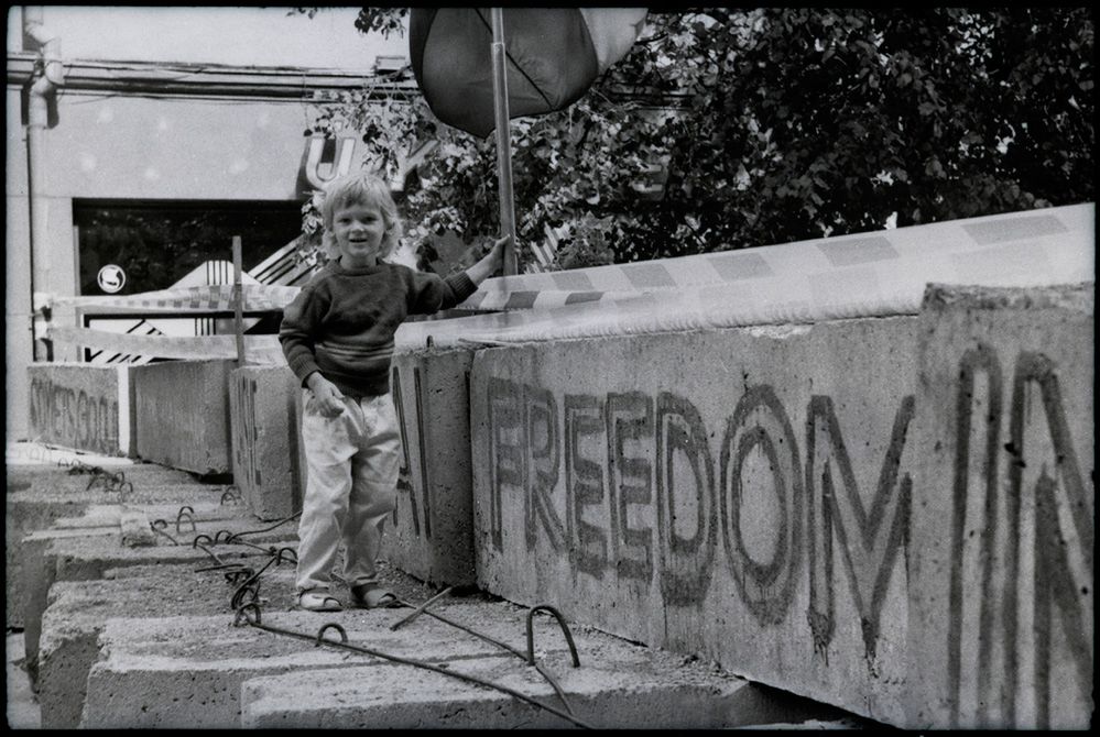 Dziecko bawiące się na barykadzie, 19 sierpnia 1991 r. Wilno. Fot. Rafał Witczak