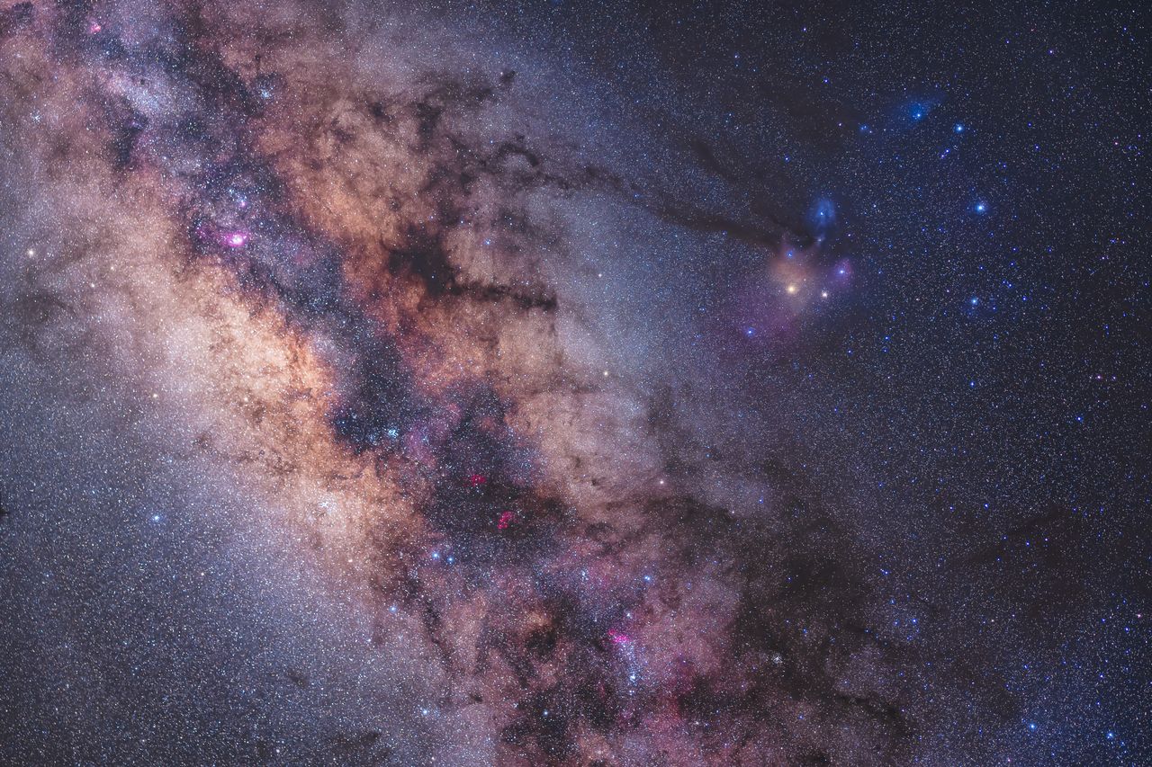 Wettlauf der Giganten: USA und Japan suchen nach den Urkräften des Universums