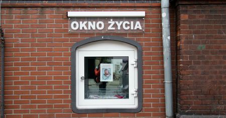 Niemowlę w oknie życia. Szybko nie trafi do adopcji