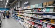 Kolejny sklep tej sieci w Warszawie. Mieszkańcy uwielbiają robić tu zakupy. Tysiące produktów w konkurencyjnych cenach
