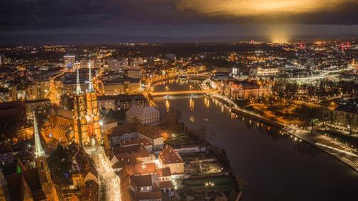 Wrocław. Siechnicka łuna nad miastem to czarodziejskie zjawisko. Trwa spór o to, czy nie jest to piękno niebezpieczne, jednak fotografia z całą pewnością jest magiczna