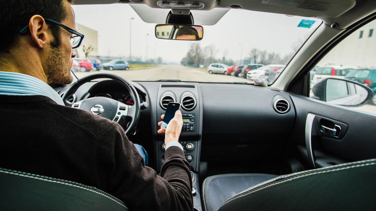 Korzystanie z telefonu na drodze niepublicznej 