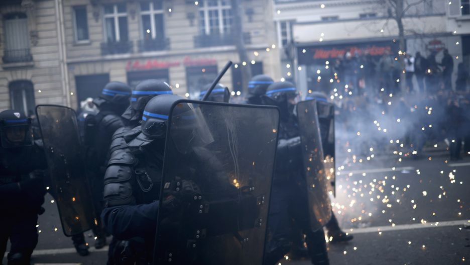 French trade unions strike against planned pension reform in Paris
epa10415953 French police officers face protesters as clashes erupted during a national strike against the government's reform of the pension system, in Paris, France, 19 January 2023. The French government plans to delay the minimum retirement age from 62 to 64 by 2030.  EPA/Yoan Valat 
Dostawca: PAP/EPA.
Yoan Valat