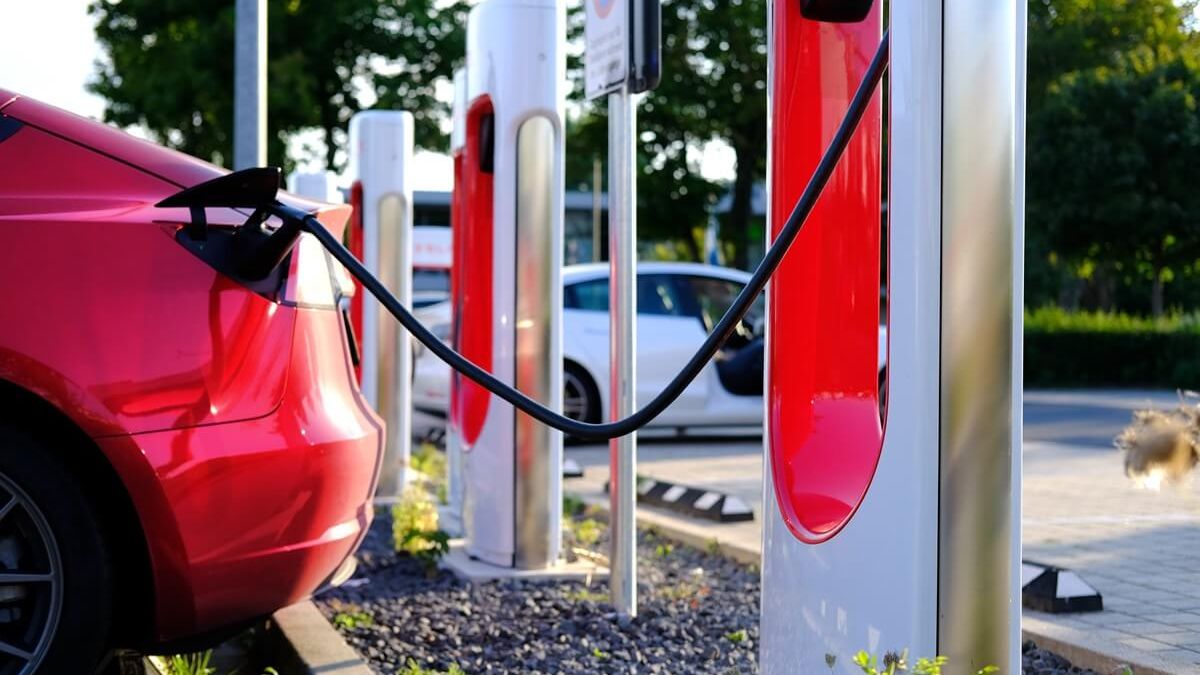 Tesla podłączona do ładowarki