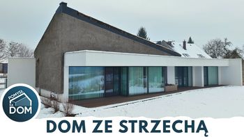 Dom ze strzechą i łazienka otwarta na salon. Czy to dobre rozwiązania? Architekt wyjaśnia