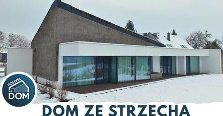 Dom ze strzechą i łazienka otwarta na salon. Czy to dobre rozwiązania? Architekt wyjaśnia