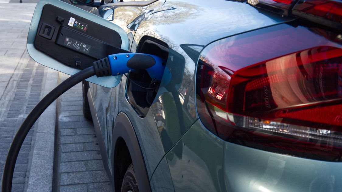 Ładowanie samochodu i zostawianie go na dłużej to dwie kwestie istotne dla długowieczności auta elektrycznego