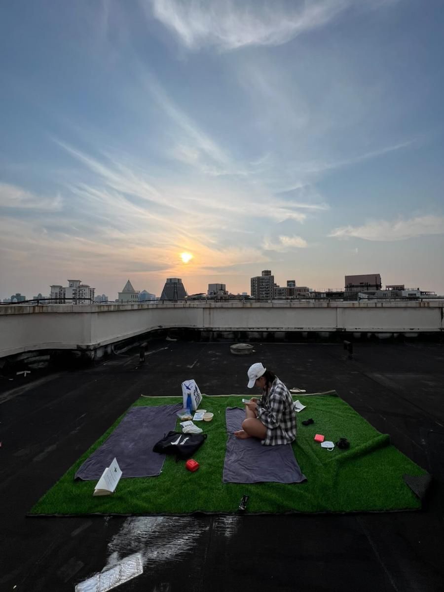 Martyna na dachu swojego bloku podczas lockdownu