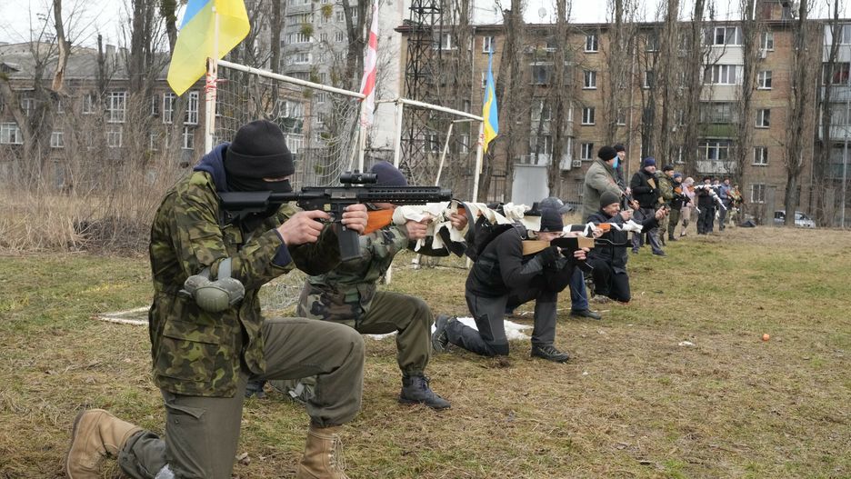 Ukraińscy cywile podczas ćwiczeń z gruzińskim oddziałem paramilitarnym złożonym z ochotników, mających nieść pomoc w przypadku inwazji Rosji n Ukrainę 