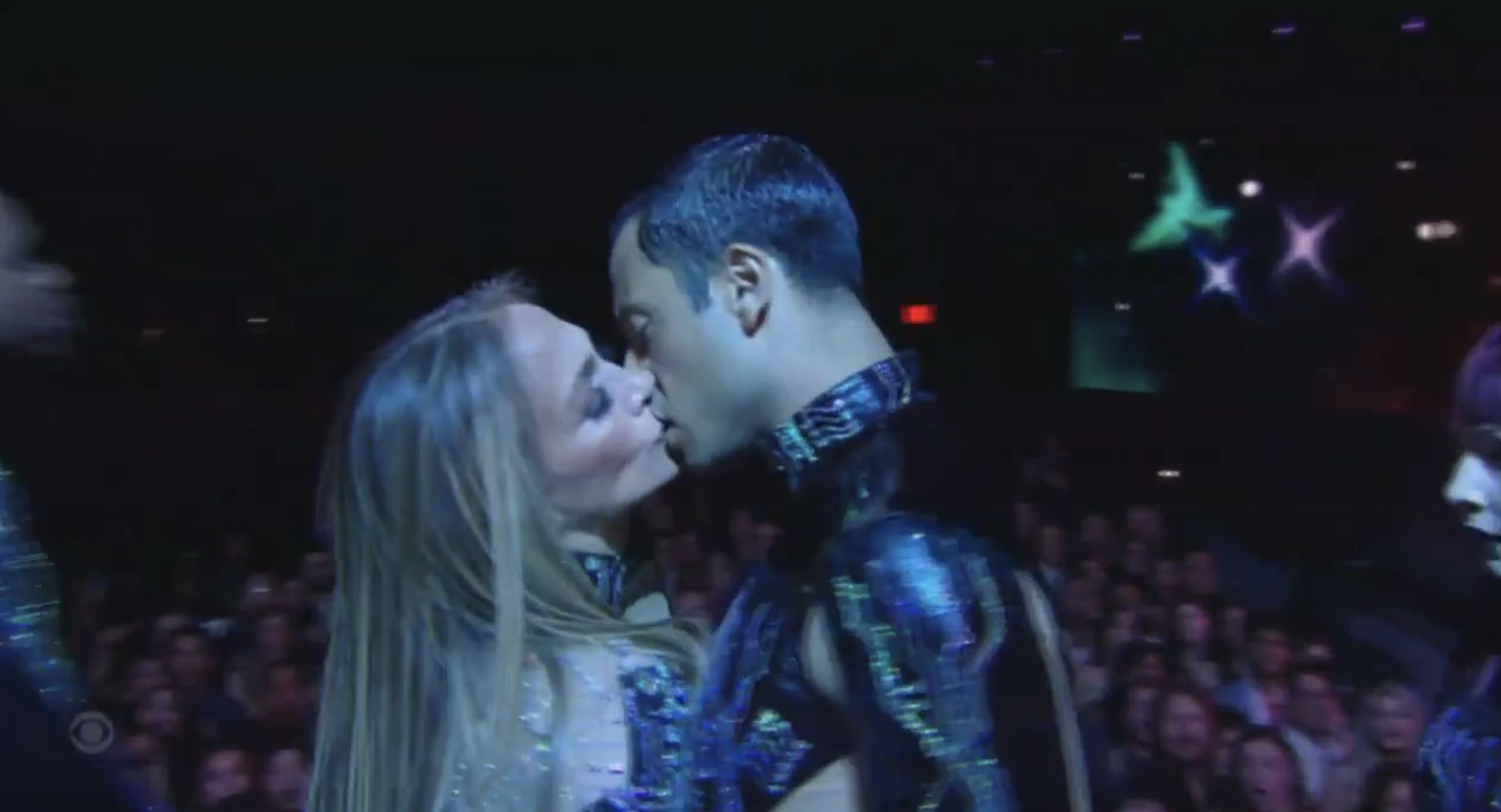 Jennifer Lopez całowała się z tancerzami podczas występu