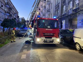 Warszawa: Pożar poddasza w 5-piętrowym budynku – ewakuowano 20 osób