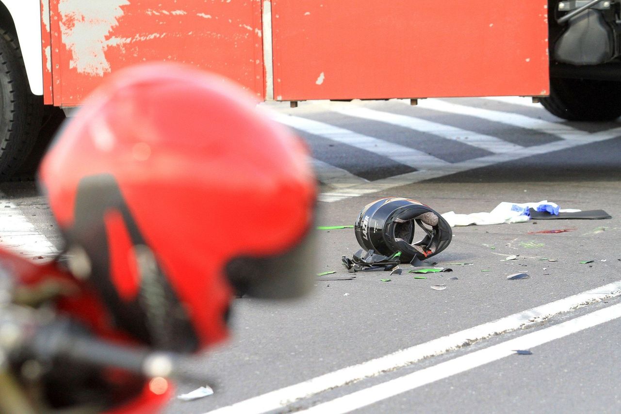 Szadłowice: Zderzenie auta osobowego z motocyklistą. Dwie osoby zabrane do szpitala
