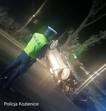 Janików: Kierujący autem uderzył w drzewo i dachował. Ranny 25-latek