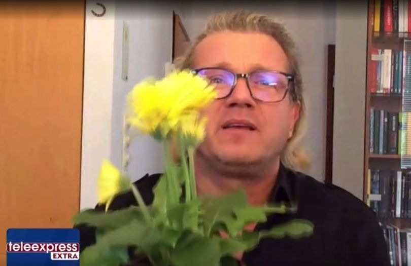 Jarosław Jakimowicz "wręcza kwiaty" Joannie Kurskiej