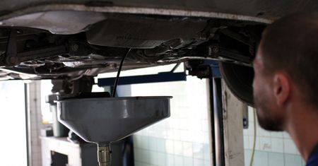 Kaucja za zakup oleju silnikowego nie tak szybko, jak zapowiadano. Do zmian jeszcze daleka droga