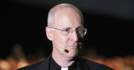 Chcą zniszczyć katolickiego księdza. Powód? Buduje dialog z LGBT