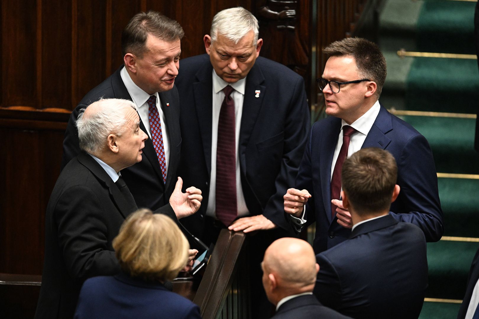 Warszawa, 13.11.2023. Nowo wybrany marszałek Sejmu Szymon Hołownia (P), prezes PiS Jarosław Kaczyński (L), szef klubu parlamentarnego PiS Mariusz Błaszczak (2L) oraz poseł PiS Marek Suski (3L) na sali sejmowej w Warszawie podczas posiedzenia inaugurującego X kadencję izby, 13 bm. (jm) PAP/Radek Pietruszka ***Okres prawa użycia zdjęcia przedłużony do 14 stycznia 2024 r. dla wszystkich odbiorców CSF PAP***