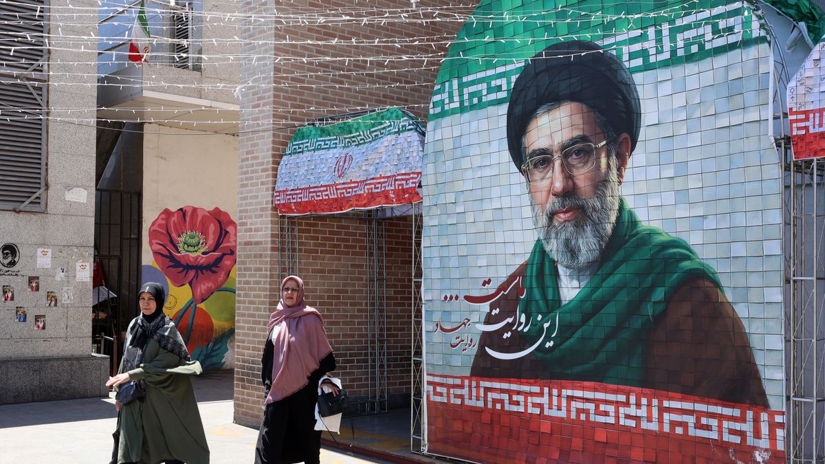 Iranians walk past a picture of Iranian supreme leader Ayatollah Mojtaba Khamenei in a street in Tehran, Iran, 18 May 2026. The conflict between Iran and the US continues as US President Donald Trump repeated threats of fresh military action against Iran. EPA/ABEDIN TAHERKENAREH Dostawca: PAP/EPA.