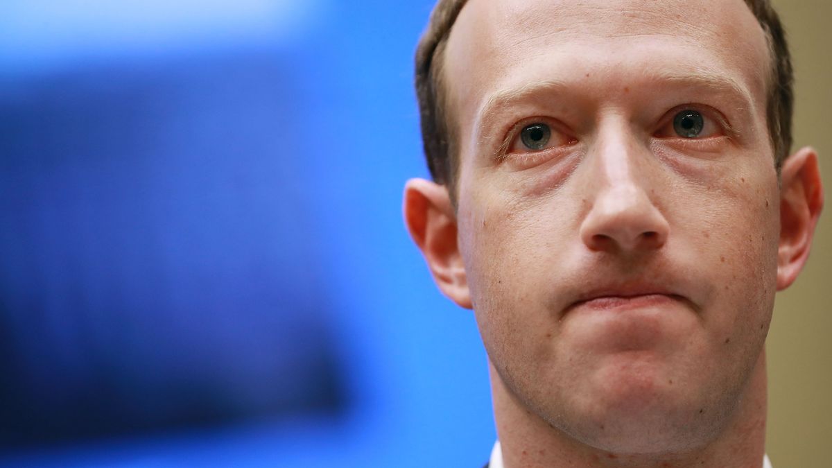 Mark Zuckerberg stracił 7 mld dolarów