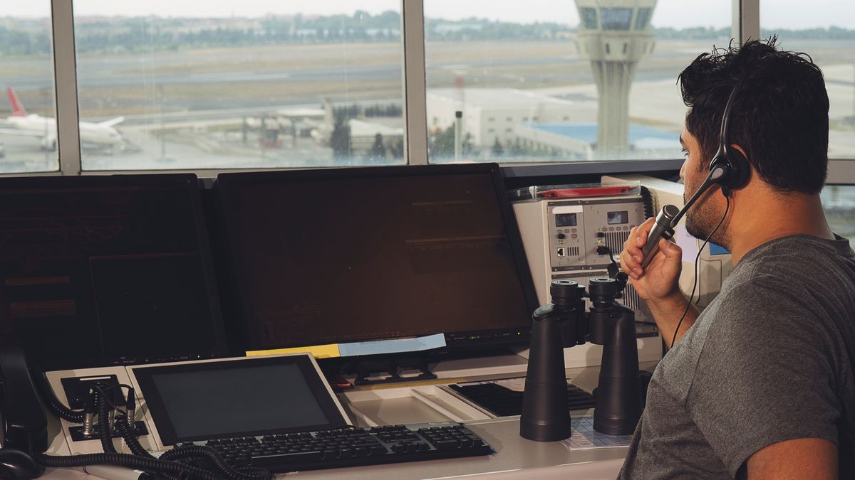 Lotnisko Chopina w Warszawie to największy port lotniczy w kraju. To tutaj pracuje jedna trzecia wszystkich kontrolerów ruchu lotniczego zatrudnionych w PAŻP. Zdjęcie ilustracyjne