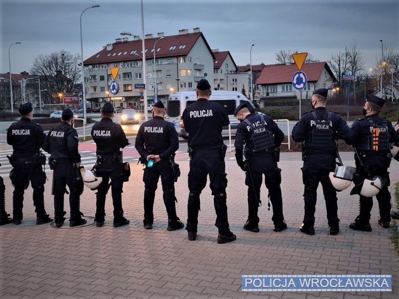 Wrocław. Policja musiała interweniować pod stadionem. Dwie osoby zatrzymane