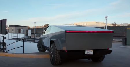 Elon Musk i Jay Leno w Cybertrucku. Przejechali Teslą tunel pod Los Angeles