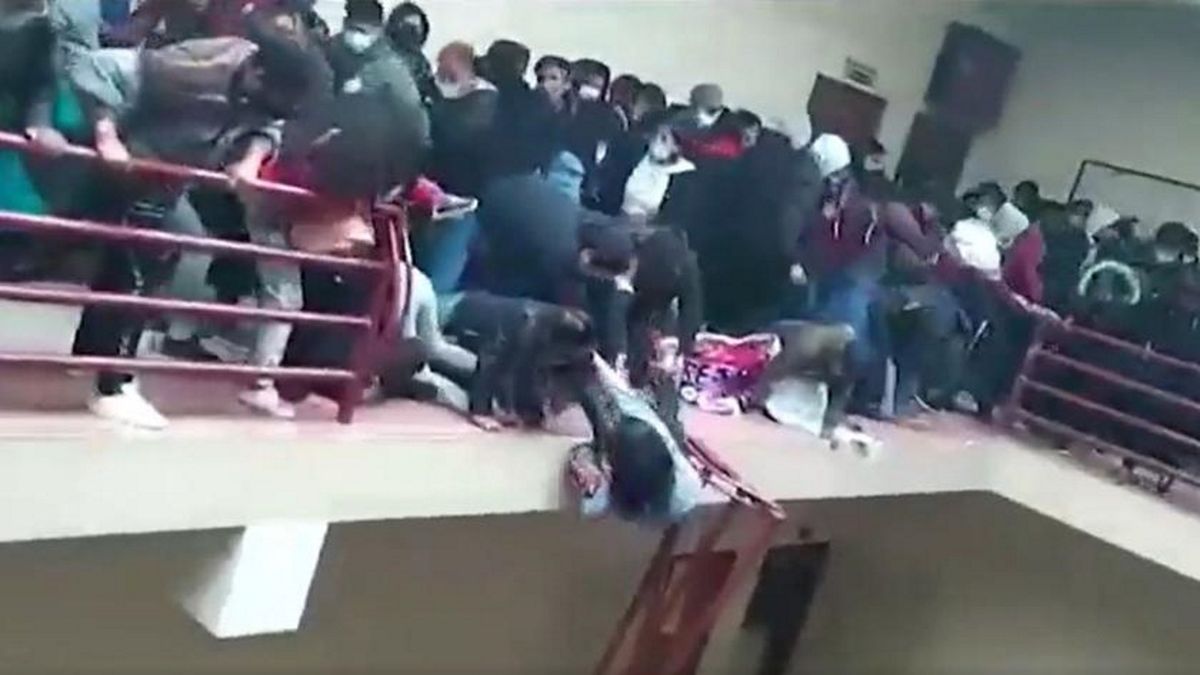  Jak informują media siedmioro studentów zginęło po upadku z 4 piętra, gdy pod naporem tłumu zerwała się barierka. 