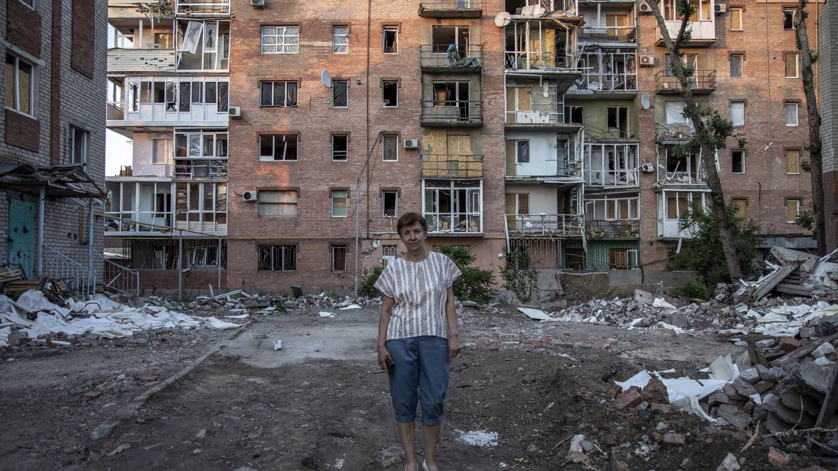Russia-Ukraine war continues
BAKHMUT, DONETSK PROVINCE, UKRAINE - JULY 03: Nina Zakharova, 64-years-old librarian, poses for photo nearby her home apartment which was damaged by a missile strike in Bakhmut City, Ukraine, July 3, 2022 as Russia-Ukraine war continues. Narciso Contreras / Anadolu Agency/ABACAPRESS.COM 
Dostawca: PAP/Abaca
AA/ABACA
Bunker