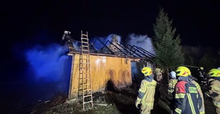 Nocny pożar drewnianego domu w Sobieszczanach. Strażacy natrafili na zwęglone zwłoki mężczyzny [ZDJĘCIA]