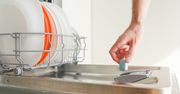 Pięć nietypowych zastosowań tabletek do zmywarki. Plamy znikną w mig