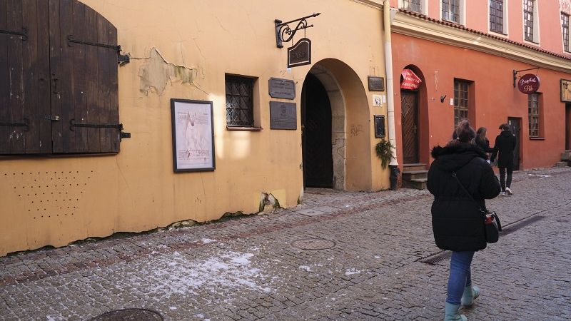 Zlodowaciały śnieg zsunął się z dachu kamienicy na Starym Mieście