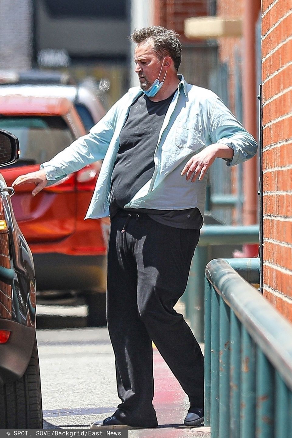 Zmęczony Matthew Perry wyłania się z budynku w Beverly Hills