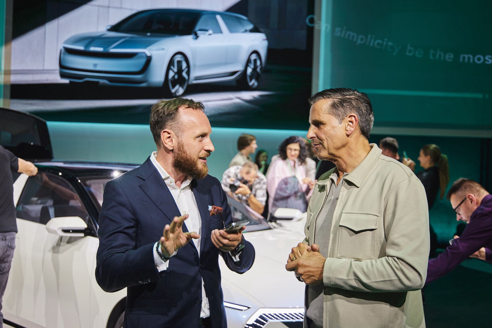 Mateusz Żuchowski i Klaus Zellmer przed Skodą Vision O